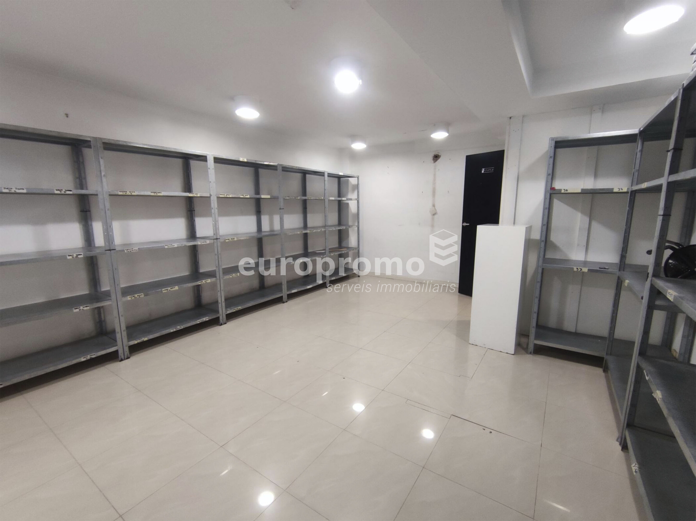 Local comercial de 116 m2 en zona Ensanche !